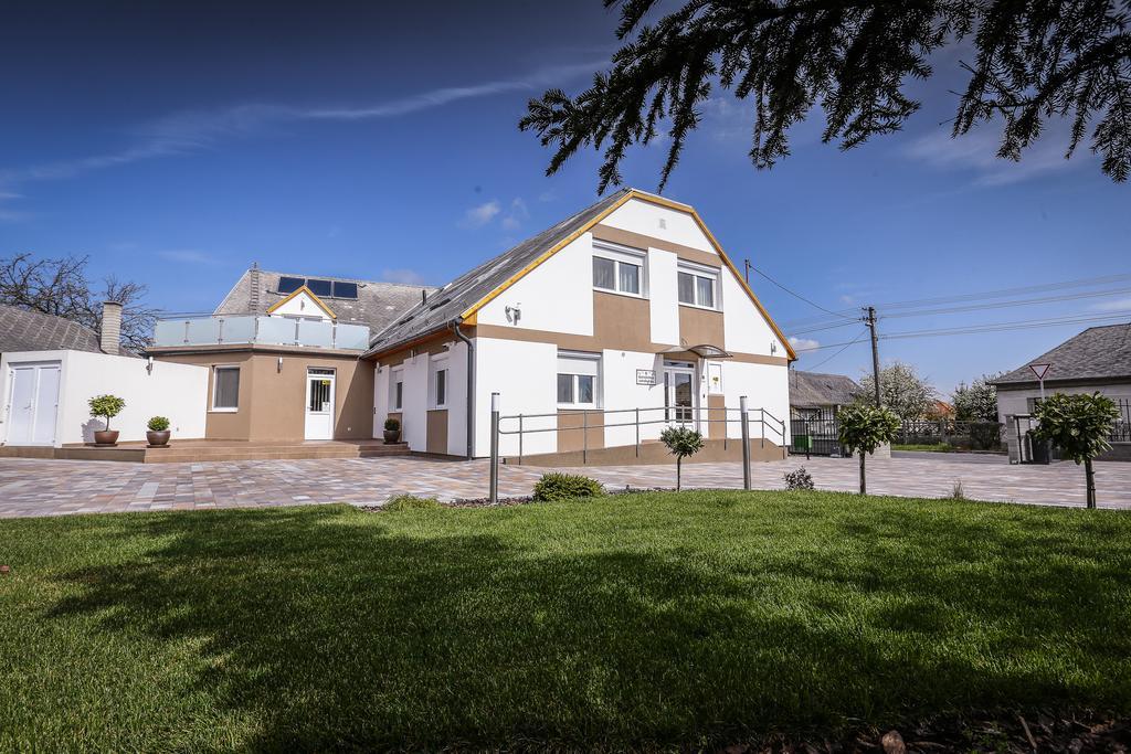 Granatalma Vendeghaz Hotel Fehérvárcsurgó Exterior foto